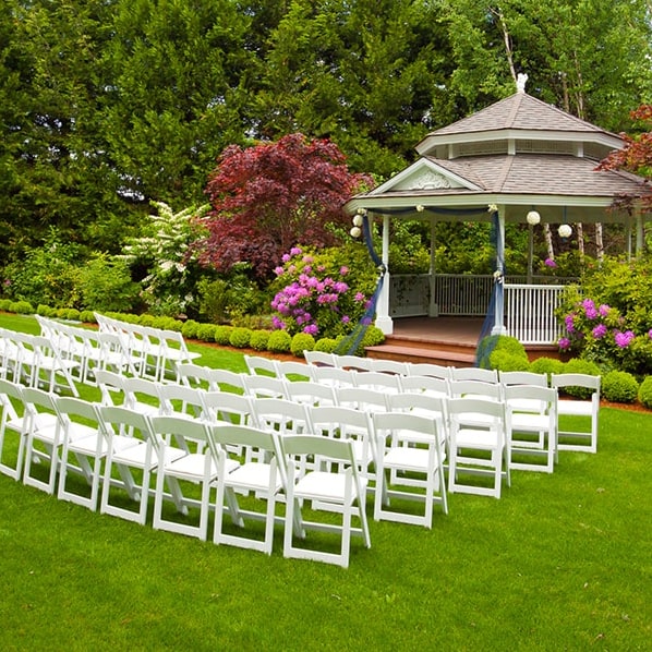 pueden personalizar los baños con decoración acorde a la fiesta con baños de renta para fiestas